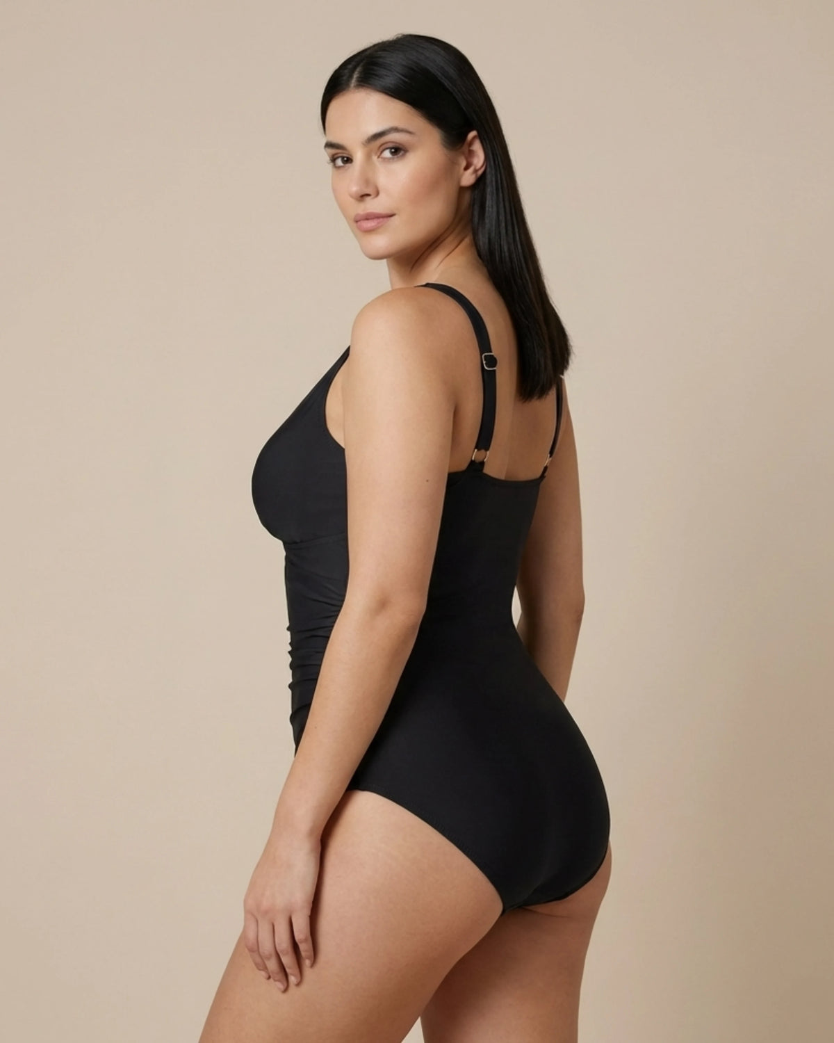 Vrouw draagt Novyre LumaShape Swimsuit — strandcomfort