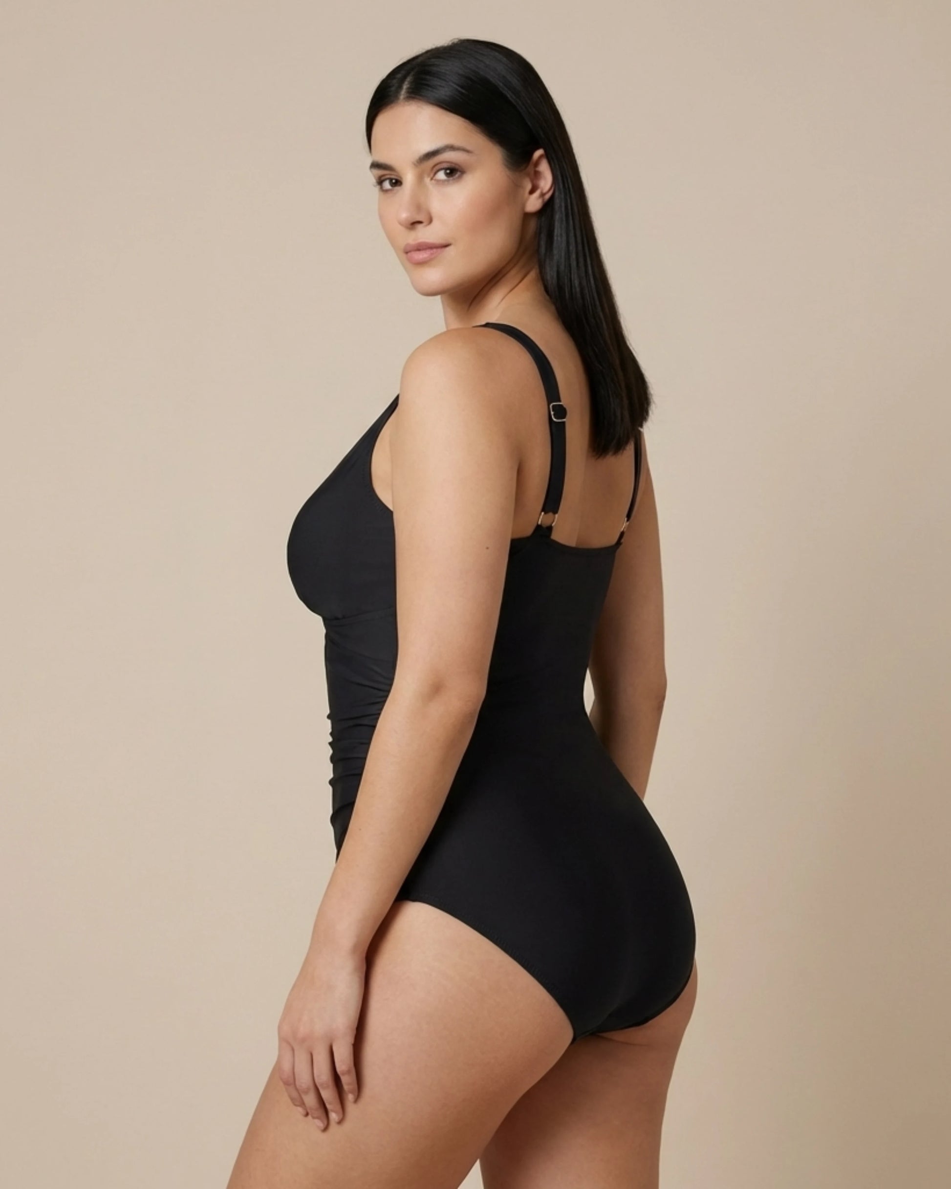 Vrouw draagt Novyre LumaShape Swimsuit — strandcomfort