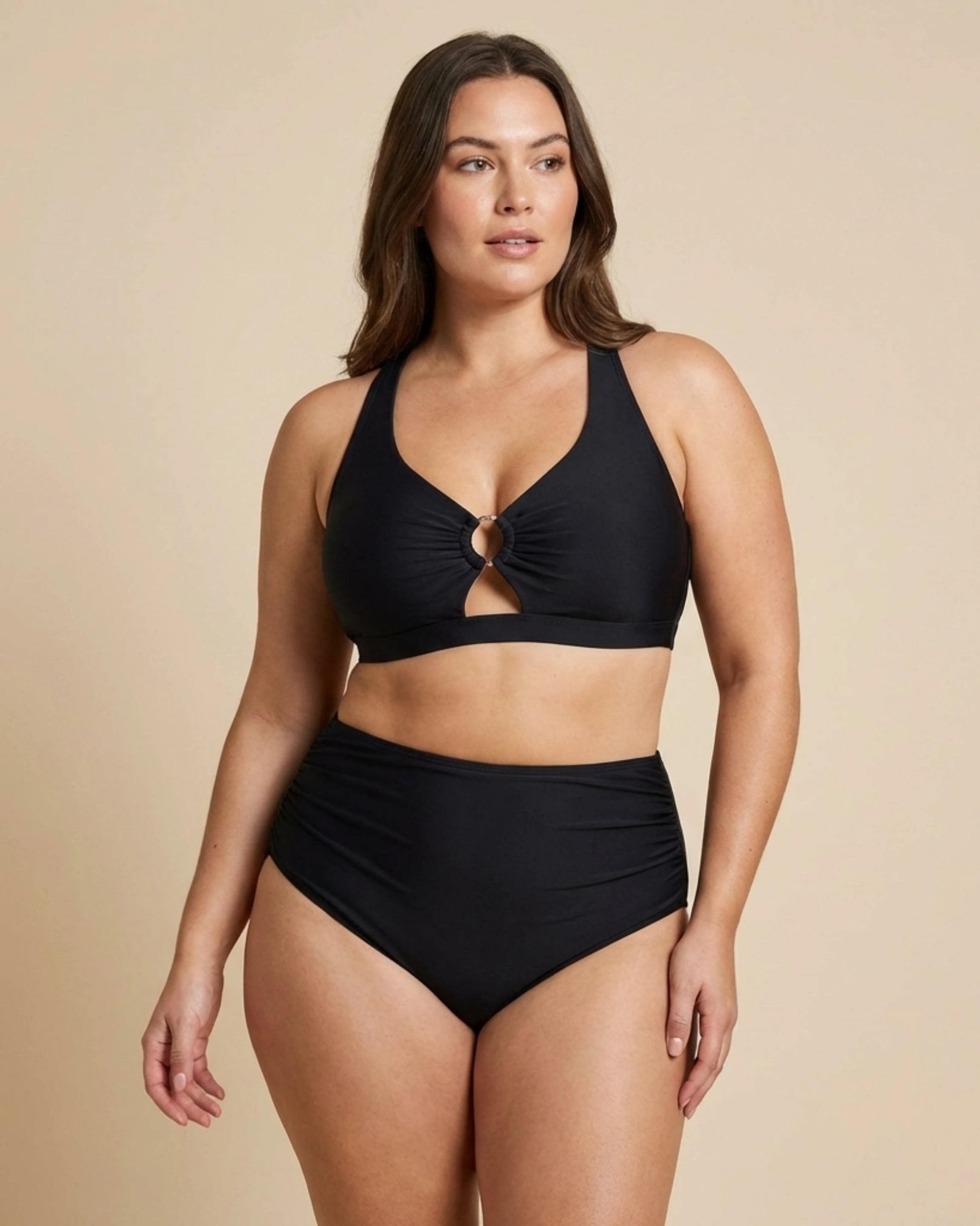 Vrouw draagt Novyre LumaShape Bikini Set — strandcomfort