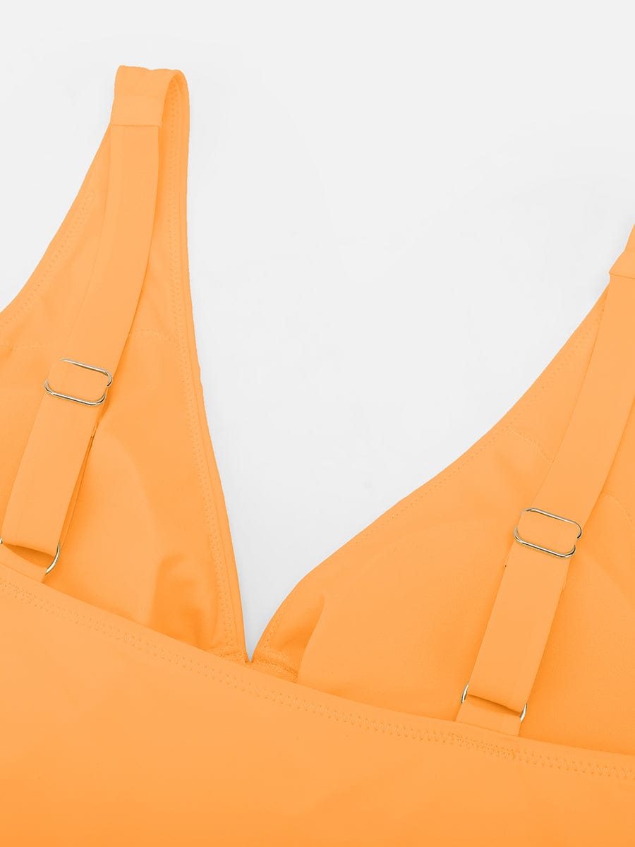 LumaShape Swimsuit — model frontaal bij zwembad