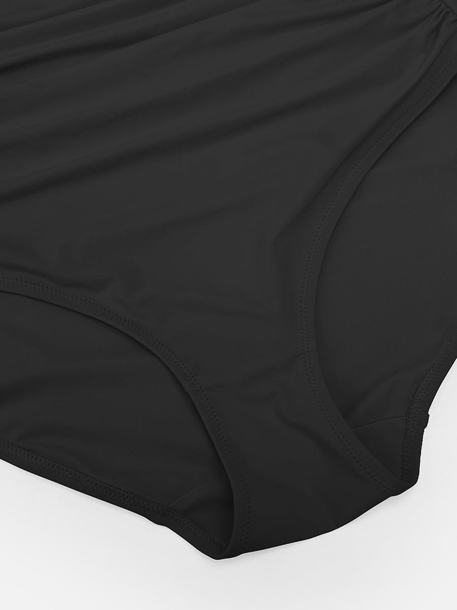 LumaShape Swimsuit — zijaanzicht model bij zee